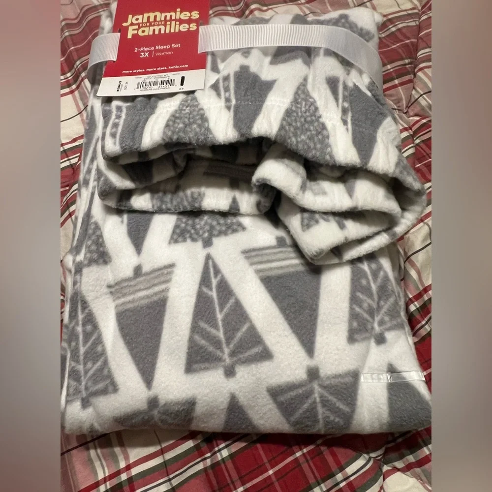 Woman’s 2 Piece Pajamas ❄️❄️